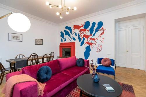 Posezení v ubytování Light and Luxurious 2BR Apartment - by Wehost