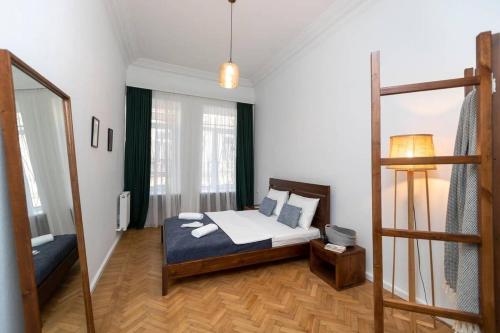 Postel nebo postele na pokoji v ubytování Light and Luxurious 2BR Apartment - by Wehost