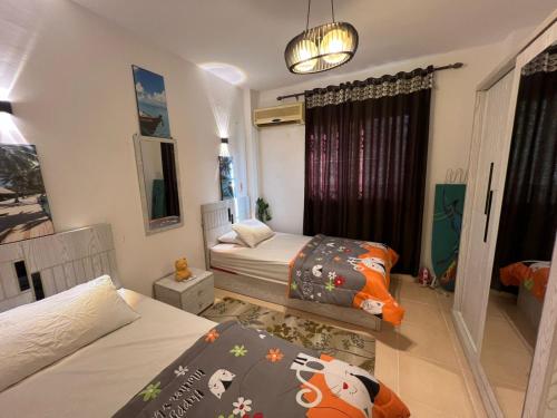 a small bedroom with two beds and a window at شقه المتحف in Ghaţāţī