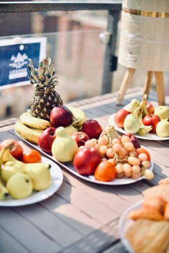 开罗Legend Pyramids Inn Hostel的桌上的三盘水果和蔬菜
