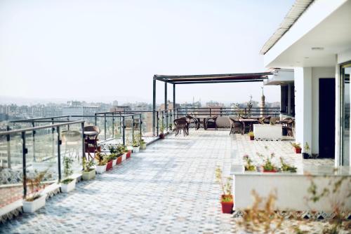 Balkón nebo terasa v ubytování Legend Pyramids Inn