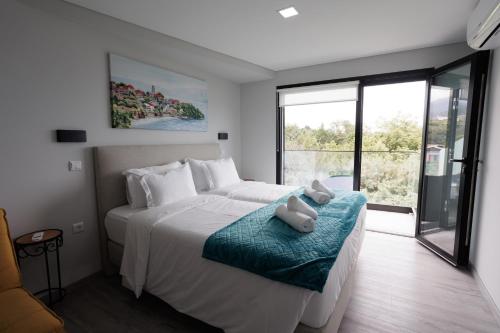 a bedroom with a bed with teddy bears on it at Casa da Mãe in Santana