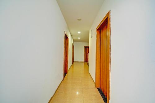 pasillo con 2 puertas y suelo de baldosa en Via Square Inn, en Bhopal