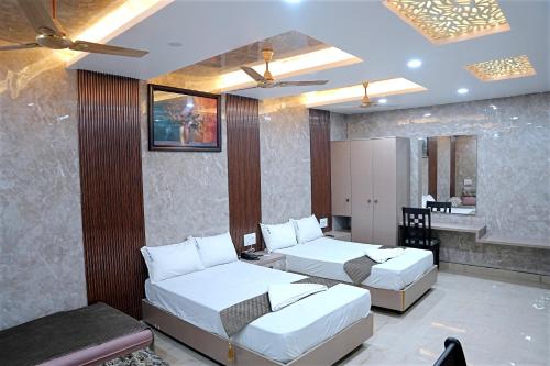 Un pat sau paturi într-o cameră la GM hotel