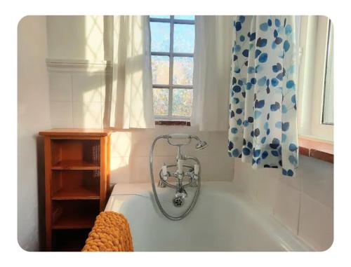 Foto sihtkohas Wickwar asuva majutusasutuse Double Ensuite with Bath, Sofa, Desk, Wardrobe galeriist