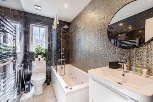 Koupelna v ubytování 5 Bed Home in Datchet with Garden & Parking