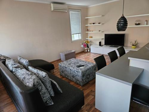 Μια τηλεόραση ή/και κέντρο ψυχαγωγίας στο Hawaii- 2 bdr, Arena, Sava centar, FREE PARKING