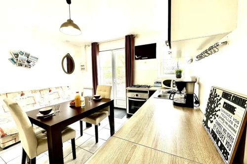 Kuchyň nebo kuchyňský kout v ubytování Le Fleur des Champs-St Valery & Le Crotoy à 10min