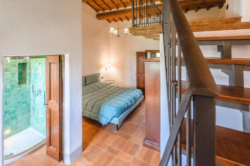 コルトーナにあるAgriturismo Podere Ponticelli - Villa con vista su Cortonaのベッドルーム1室(ベッド1台付)が備わるアパートメントです。