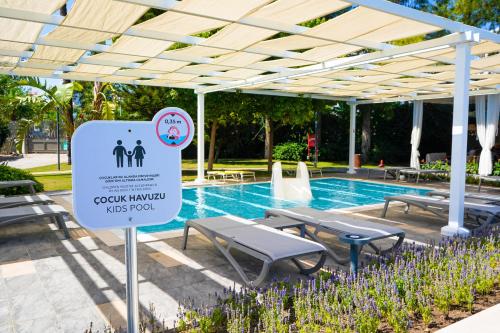 Akra Antalya — Swimming pool