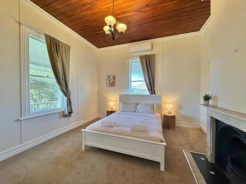 Postel nebo postele na pokoji v ubytování Currawong Corner Cottage