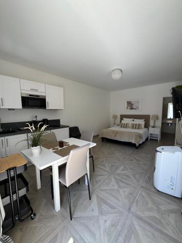 een woonkamer met een bed, een tafel en stoelen bij Manoir et Appartements avec piscine au Domaine de Bize Mirepoix in Mirepoix