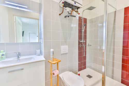 une salle de bains avec douche, toilettes et lavabo dans l'établissement Le Saint Colette #Parking privé et sécurisé, à Cognac