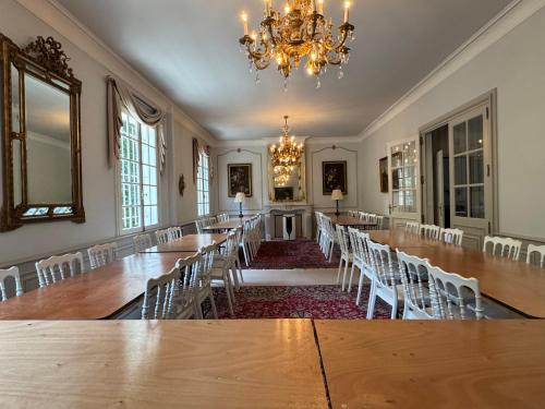 een grote kamer met een grote tafel en stoelen bij Manoir et Appartements avec piscine au Domaine de Bize Mirepoix in Mirepoix