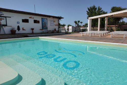 ein Swimmingpool vor einem Haus in der Unterkunft Onda Camping Village in Ardea