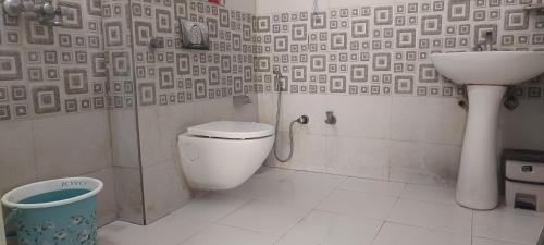 un baño con inodoro y lavabo en Kiran Home Stay, en Agra
