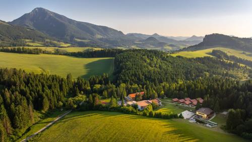 een luchtfoto van een huis in de bergen bij Holiday Park Orava - Hotel Orava in Dolný Kubín