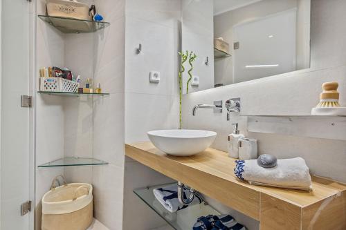 Koupelna v ubytování h2h COREhome, smART apt in Piraeus heart