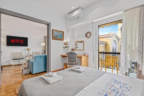 ein Schlafzimmer mit einem Bett und einem großen Fenster in der Unterkunft h2h Kalypso #Luxury, in 5' Port, in 1'metro, Airport, Athens smART, hi-tec in Piräus