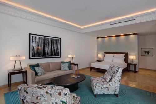 una habitación de hotel con una cama y un sofá en Le Gray, en Beirut