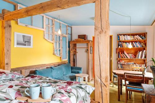 a bedroom with a bed and a dining room at Fuchsbau In Der Ktv in Gehlsdorf