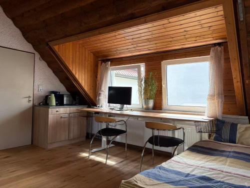 Μια τηλεόραση ή/και κέντρο ψυχαγωγίας στο Martin's Apartment at Kirchheim near train station