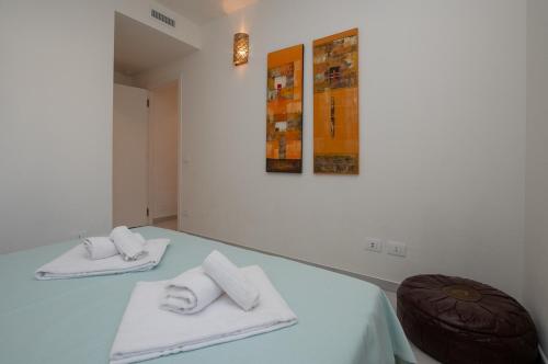 una stanza con due asciugamani bianchi su un tavolo di Luce Di Mare ad Alassio