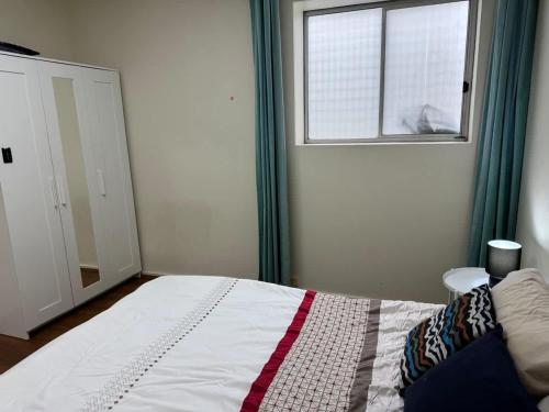 Postel nebo postele na pokoji v ubytování MetaWise Charming Retreat at Huntingdale E4