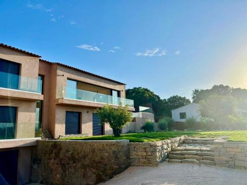 Το κτήριο όπου στεγάζεται  η βίλα