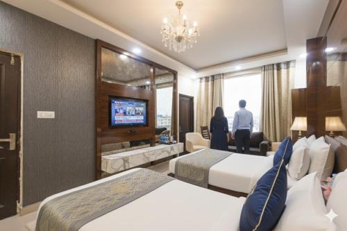 TV a/nebo společenská místnost v ubytování Hotel Prime Caves Near IGI Airport