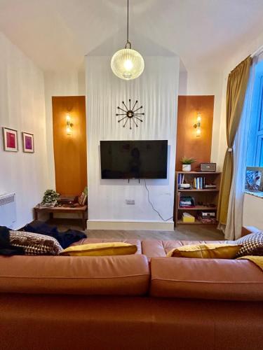 a living room with a couch in front of a tv at 1Bd Apt City Centre Contractor Friendly in Wolverhampton