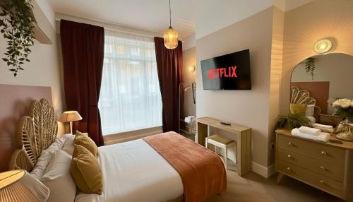 a bedroom with a bed and a dresser and a window at 1Bd Apt City Centre Contractor Friendly in Wolverhampton