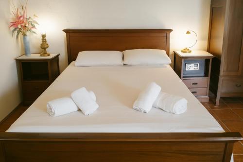 un letto con due cuscini bianchi di Polytropon Studio ground floor a Cefalonia