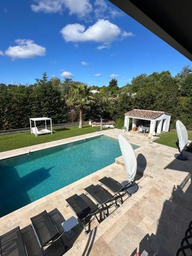 grande maison avec grande piscine