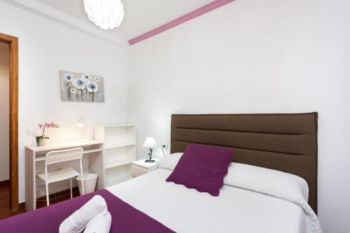 - une chambre avec un grand lit et un oreiller violet dans l'établissement Apartamento Terraza Los Realejos, à Los Realejos