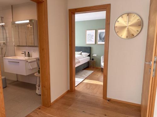 Ένα μπάνιο στο "FOUR" - Premium Apartments Seekirchen, Stilvolle 3-Zimmer Wohnung mit Balkon