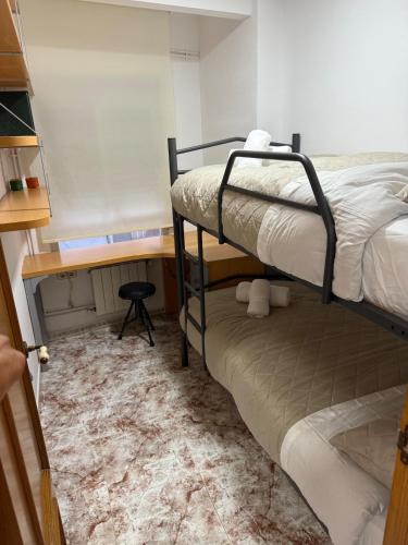 ein Schlafzimmer mit zwei Etagenbetten und einem Schreibtisch in der Unterkunft Exclusivo Apartamento COFRENTES in Cofrentes