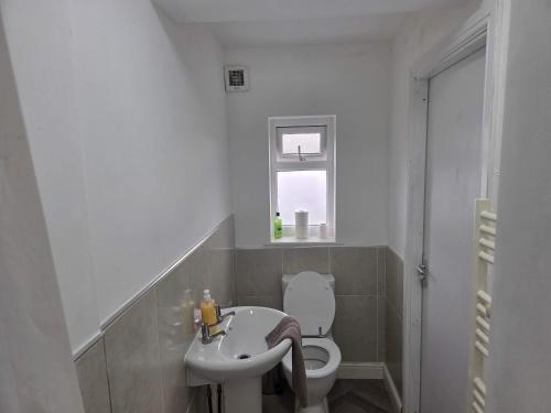 Ένα μπάνιο στο Inviting 3-Bed Home in Worksop with Street Parking