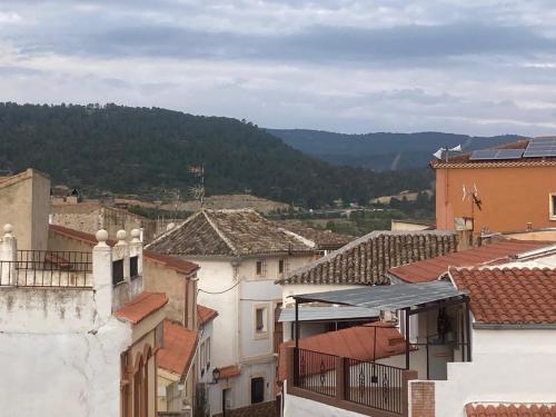 Blick auf eine Stadt mit Gebäuden und Bergen in der Unterkunft Exclusivo Apartamento COFRENTES in Cofrentes