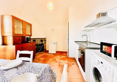 eine Küche mit Tisch, Spüle und Herd in der Unterkunft Dimora Concept - Casa Saracena - Sea View, Terrace and Free Parking in Ranzi