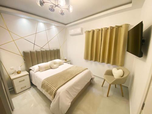 Ένα ή περισσότερα κρεβάτια σε δωμάτιο στο Cliff's Edge Luxury Apartment With Pool & Views