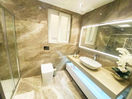 Ένα μπάνιο στο Cliff's Edge Luxury Apartment With Pool & Views