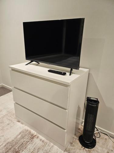 Μια τηλεόραση ή/και κέντρο ψυχαγωγίας στο Private Ensuite - Homestay near the Airport