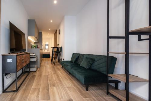 un soggiorno con divano verde e letto a castello di Cielo y Mar a Valencia