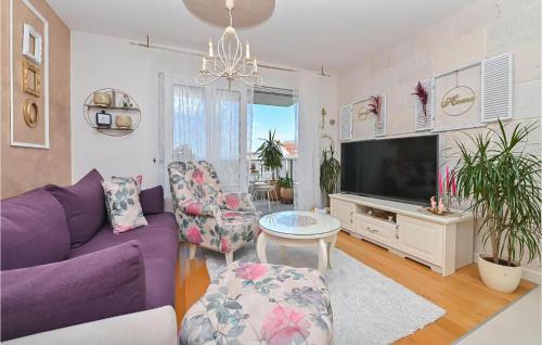 Μια τηλεόραση ή/και κέντρο ψυχαγωγίας στο 2 Bedroom Awesome Apartment In Makarska