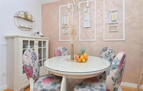 Nice Apartment In Makarska With Wifi
