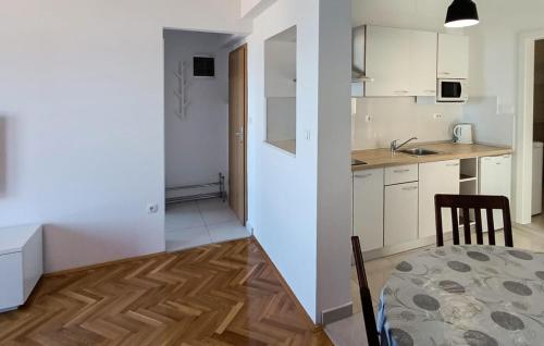 Gorgeous Apartment In Podgora With Wifi