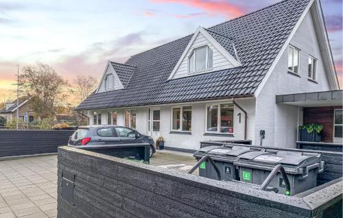 una casa con un coche aparcado delante en Cozy Apartment In Varde With Wifi, en Varde