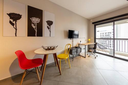 un salon avec une table et des chaises et une fenêtre dans l'établissement B Homy Genebra, à São Paulo