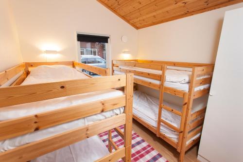 Våningssäng eller våningssängar i ett rum på First Camp Gränna - Vättern